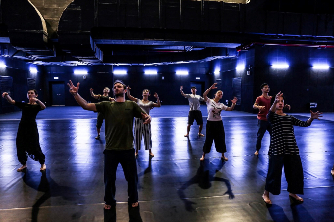 Gecko’s with performers of SDAC rehearsing on stage. photo: Gecko